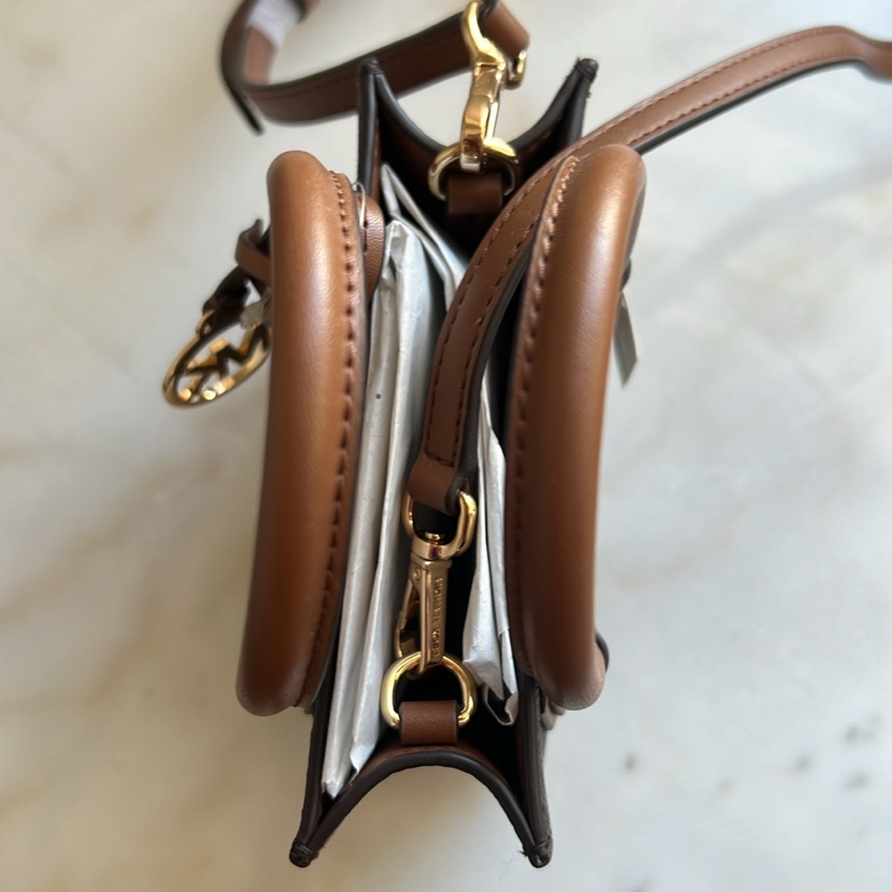 Micheal kors crossbody bag - Picture 2 of 5